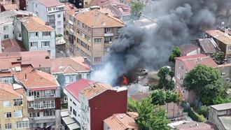 Fatih'te motosiklet tamirhanesinde çıkan yangın söndürüldü