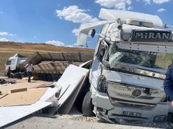 Ham petrol yüklü tanker ile TIR çarpıştı: 2 yaralı