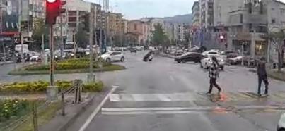 Kırmızı ışıkta geçen motosiklet, otomobile çarpt;, o anlar kamerada