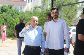 70 yaşındaki baba, 25 yaşındaki oğlu ile sınava girdi