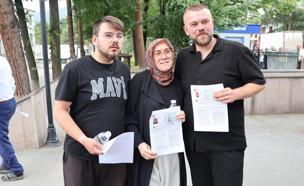 Anne ve iki oğlu aynı okulda üniversite sınavına girdi