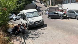 Kağıthane’de park halindeki otomobil yokuştan kayarak 3 araca çarptı; sahibi kaldırımda izledi