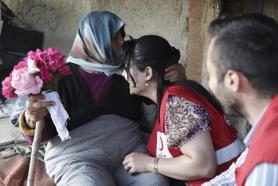 Adada yaşayan 93 yaşındaki kadına kayıkla yardım malzemesi ulaştırıldı