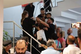 CHP İzmir İl Başkanlığı koltuğuna oturan Gümrükçü: Yakam paçam dağıldı, göğsüm ezildi