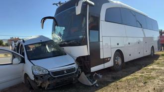 Tur otobüsüyle çarpışan hafif ticari araç sürücüsü öldü