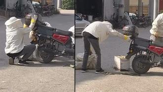 Motosiklette toplanan arıları, özel kıyafetiyle kovana topladı