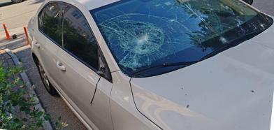 Komşusunun otomobiline tuğlayla zarar verdi, olay araç kamerasına yansıdı