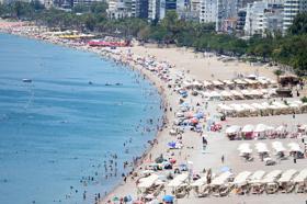 Antalya'da sıcaktan bunalanlar sahillere akın etti