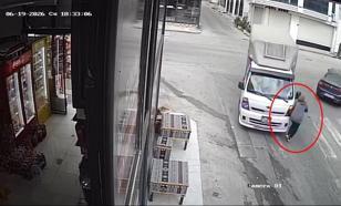 Kamyonetin çarptığı kadın ağır yaralandı, sürücü tutuklandı; kaza kamerada