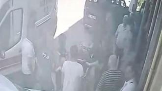 Kaporta ustası tamir etmek istediği otomobilin altında kaldı; o anlar kamerada