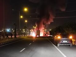 Cizre’de seyir halindeki TIR yandı