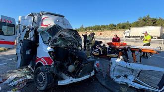 Ambulans, TIR'a arkadan çarptı; hasta öldü, 3 personel yaralı