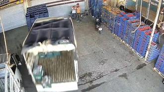 İş yerinin önünde otururken kamyonet çarptı; kaza kamerada