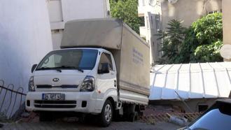 Kağıthane'de yokuştan kayan kamyonet gecekondunun çatısına düştü