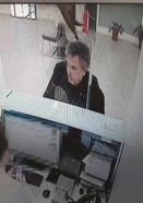 Bankada işlem yaparken üzerine kedi düştü; o anlar kamerada