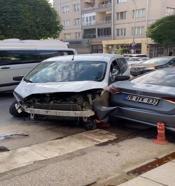 İşçi servisi minibüsüyle hafif ticari araç çarpıştı; 9 yaralı