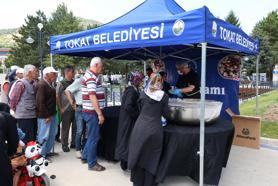 Tokat Belediyesi’nden vatandaşlara aşure ikramı