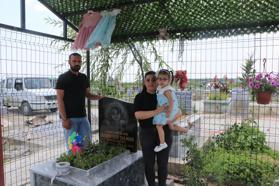 Ölen kızlarının hatıraları çalınınca mezarının etrafını çitle çevirip, kapı yerleştirdiler