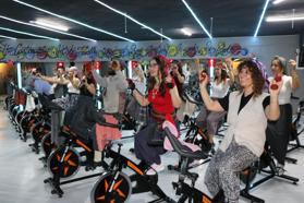 Şalvarlarla pedal çevirip, yöresel müzikler eşliğinde kilo veriyorlar