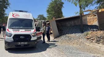 Beykoz’da hafriyat kamyonu devrildi; şoför kabinde sıkıştı ​