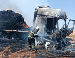 Mardin’de saman yüklü TIR yandı