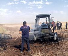 Mardin'de tarlada yanan traktör, kullanılamaz hale geldi