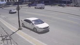Kamyonetin çarptığı elektrikli bisikletin sürücüsü yaralandı; kaza kamerada