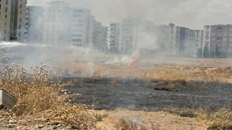 Nusaybin’de anız yangını, yerleşim alanlarına sıçramadan söndürüldü
