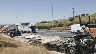 Büyükçekmece'de 4 aracın karıştığı zincirleme kaza / Havadan görüntüyle