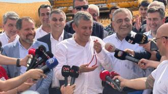 Özgür Özel, Bismil'de buğday hasadı programına katıldı