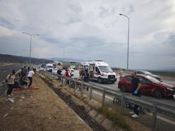Lastiği patlayan otomobil, yolcu otobüsüne çarptı: 9 yaralı