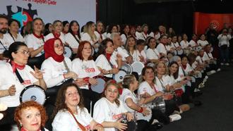 Farklı mesleklerden kadınlar, darbuka ritminde buluştu