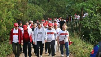 Bakan Tekin Sakarya’da öğretmenlerle ormanda yürüyüşe katıldı