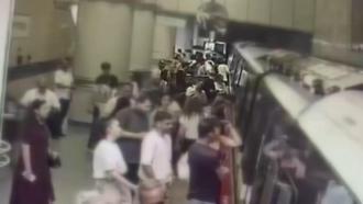 Gayrettepe Metro İstasyonu'nda cep telefonu hırsızlığı kamerada