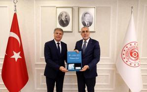 Bakan Işıkhan, Renault Group Türkiye CEO'su Jaillet'e Turkuaz Kart'ı teslim etti