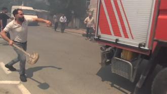 Silivri'de yangın ihbarına giden itfaiye ekibine kürek fırlattı