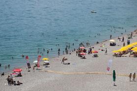 Antalya’da hava sıcaklığı 38 derece oldu, sahillerde yoğunluk yaşandı