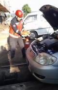 Otomobilin motor bölümüne giren yılanı itfaiye çıkardı