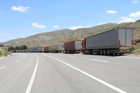 Türkiye-İran sınırında 12 kilometrelik TIR kuyruğu