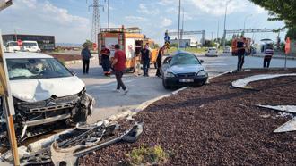 Kütahya’da çarpışan otomobillerin sürücüleri yaralandı