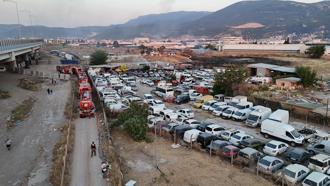 İzmir'de yediemin otoparkında yangın: 50 motosiklet ve 12 araç yandı