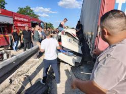 Çankırı'da lastiği patlayan TIR, otomobile çarptı: 4 yaralı