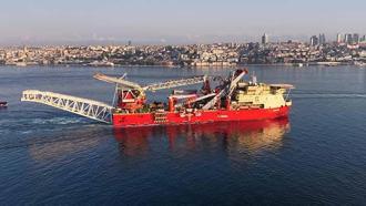 Boru döşeme gemisi 'JSD6000' İstanbul Boğazı'ndan geçti