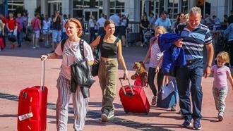 Antalya'ya 6 ayda hava yoluyla 5 milyon 574 bin 375 turist geldi
