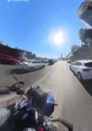 Bağcılar'da kontrolsüz şekilde yan yola giren otomobil motosiklete çarptı