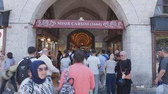 Mısır Çarşısı'nda çıkan yangın söndürüldü; 3 kişi dumandan etkilendi