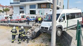 İşçi servisi ile iki otomobil çarpıştı: 3 yaralı