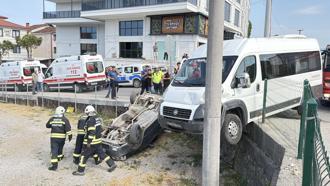İşçi servisi ile iki otomobil çarpıştı: 3 yaralı
