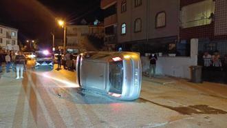Park halindeki araca çarpıp devrilen otomobilin sürücüsü kaza yerinden kaçtı