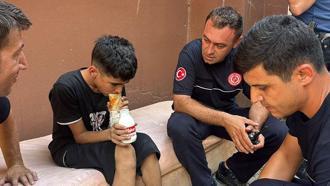 Alevlerden sonra gelen şefkat; itfaiye erleri 13 yaşındaki çocuğu yalnız bırakmadı